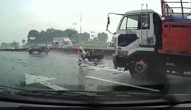 Viral Video: Man Slipped From The Bike Big Truck Coming From The Front See Video