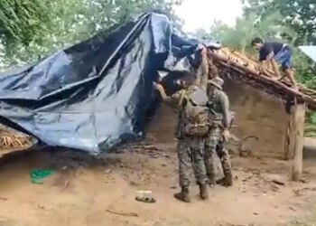 बारिश ने गरीब शख्स का आशियाना उजाड़ा तो जवानों ने मिलकर फिर से घर संवारा, यही है सच्ची देशभक्ति