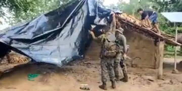 बारिश ने गरीब शख्स का आशियाना उजाड़ा तो जवानों ने मिलकर फिर से घर संवारा, यही है सच्ची देशभक्ति