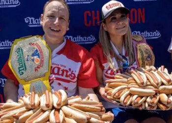 10 मिनट में 63 हॉटडॉग खाकर इस शख्स ने इतिहास रच दिया; 15वीं बार जीता खिताब