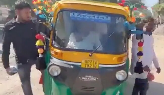 एक ऑटो रिक्शा है, जिसमें 1-2 नहीं बल्कि 27 लोग बैठे थे, पुलिस ने देखा तो होश उड़ गए