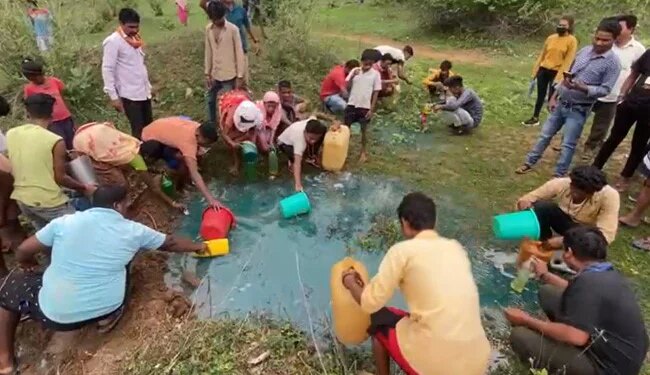छत्तीसगढ़ में मिला 'डीज़ल का तलाब', फ्री में लोग स्टोर कर रहे हैं तेल, आख़िर क्या है असली मामला?