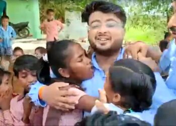 The Children Wept Bitterly On The Teachers Farewell, Wrapped Themselves And Said – Please Sir, Dont Go! Emotional Video – शिक्षक की विदाई पर फूट-फूटकर रोये बच्चे, लिपटकर कहा