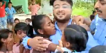 The Children Wept Bitterly On The Teachers Farewell, Wrapped Themselves And Said – Please Sir, Dont Go! Emotional Video – शिक्षक की विदाई पर फूट-फूटकर रोये बच्चे, लिपटकर कहा