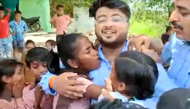 The Children Wept Bitterly On The Teachers Farewell, Wrapped Themselves And Said – Please Sir, Dont Go! Emotional Video – शिक्षक की विदाई पर फूट-फूटकर रोये बच्चे, लिपटकर कहा