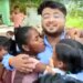 The Children Wept Bitterly On The Teachers Farewell, Wrapped Themselves And Said – Please Sir, Dont Go! Emotional Video – शिक्षक की विदाई पर फूट-फूटकर रोये बच्चे, लिपटकर कहा