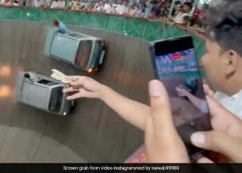 Man Showing Money To Stuntman Performing At Maut Ka Kuan Watch Viral Video