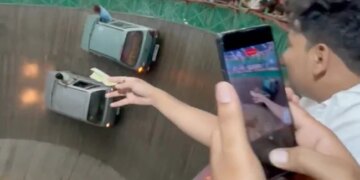 Man Showing Money To Stuntman Performing At Maut Ka Kuan Watch Viral Video