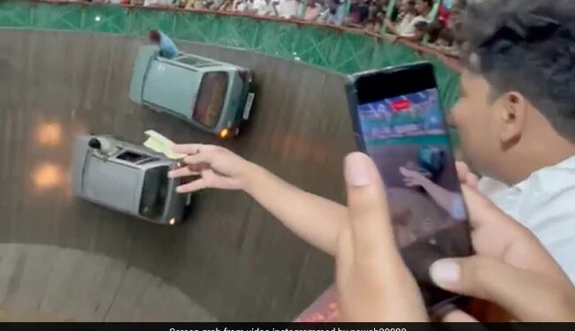 Man Showing Money To Stuntman Performing At Maut Ka Kuan Watch Viral Video