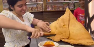 Biggest Samosa Ever Girl Could Not Lift It By Hand Then Ate It By Cutting With Knife See Viral Video
