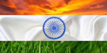 Happy Independence Day 2022: स्वतंत्रता दिवस पर अपनों को भेजें देशभक्ति से भरे ये शुभकामनाएं और संदेश