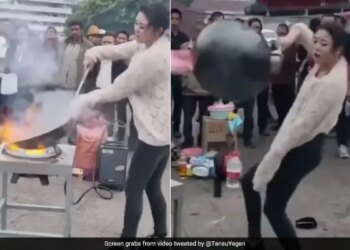 Girl Was Making Noodles While Dancing On Road Waved The Pan In The Air Watch Shocking Video