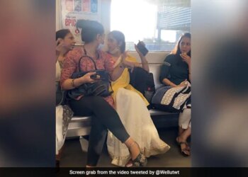 Girls Fighting In Delhi Metro Arguement For Seat Must Watch Viral Video – दिल्ली मेट्रो में सीट के लिए झगड़ा करने लगीं दो लड़कियां, वायरल हुआ Video, लोग बोले