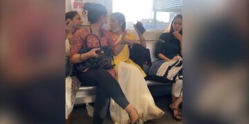 Girls Fighting In Delhi Metro Arguement For Seat Must Watch Viral Video – दिल्ली मेट्रो में सीट के लिए झगड़ा करने लगीं दो लड़कियां, वायरल हुआ Video, लोग बोले