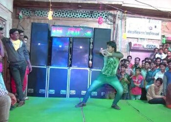 Wedding Dance Went Viral On Social Media People Are Laughing And Sharing This Video – शादी के मौके पर तीन दोस्तों ने स्टेज तोड़ डांस किया, लोगों ने कहा