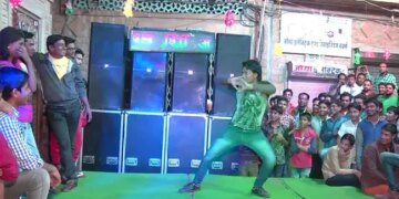 Wedding Dance Went Viral On Social Media People Are Laughing And Sharing This Video – शादी के मौके पर तीन दोस्तों ने स्टेज तोड़ डांस किया, लोगों ने कहा
