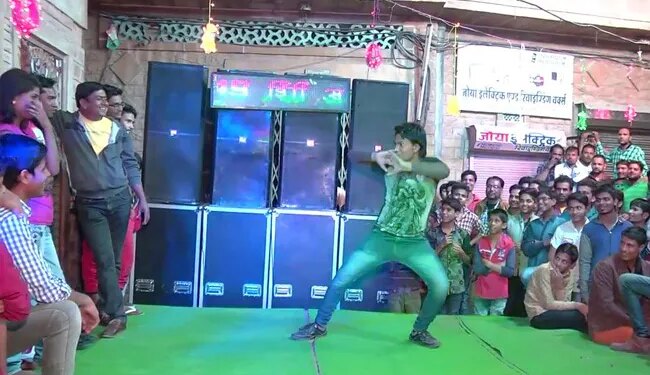 Wedding Dance Went Viral On Social Media People Are Laughing And Sharing This Video – शादी के मौके पर तीन दोस्तों ने स्टेज तोड़ डांस किया, लोगों ने कहा