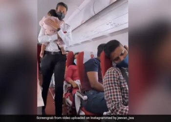 The Girl Was Not Sleeping In The Flight, So The Employee Stuck Her Chest, People Said – Won Her Heart – फ्लाइट में नहीं सो रही थी बच्ची तो कर्मचारी ने सीने से चिपका लिया, लोगों ने कहा