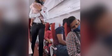 The Girl Was Not Sleeping In The Flight, So The Employee Stuck Her Chest, People Said – Won Her Heart – फ्लाइट में नहीं सो रही थी बच्ची तो कर्मचारी ने सीने से चिपका लिया, लोगों ने कहा