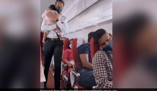 The Girl Was Not Sleeping In The Flight, So The Employee Stuck Her Chest, People Said – Won Her Heart – फ्लाइट में नहीं सो रही थी बच्ची तो कर्मचारी ने सीने से चिपका लिया, लोगों ने कहा