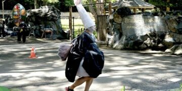 Man Was Running As Dresses Up As Ostrich In Thailand Zoo Reason Will Surprised You