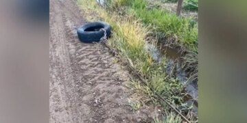Man Uses Tyre To Clean Blocked Sewer This Jugaad Will Be Very Useful For You Watch Viral Video