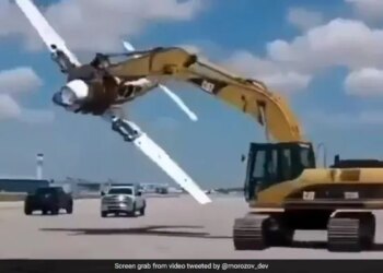 Crane Lifted The Plane And Then Flew It In The Air Then What Happened Next See Funny Viral Video