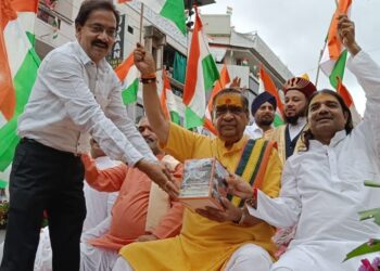 11 सो गुब्बारे छोड़ किया तिरंगा यात्रा का स्वागत