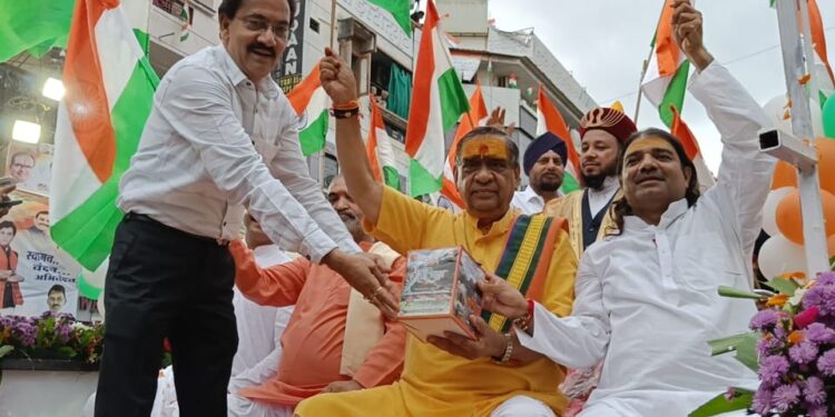 11 सो गुब्बारे छोड़ किया तिरंगा यात्रा का स्वागत