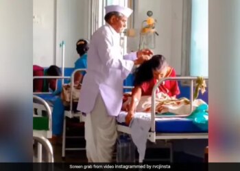 Elderly Man Combing Ailing Wife Hair At Hospital Internet Says True Love See Viral Video – अस्पताल में बीमार पत्नी के बालों में कंघी कर रहा था बुजुर्ग, देखकर भावुक हुए लोग, बोले