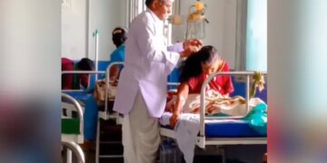 Elderly Man Combing Ailing Wife Hair At Hospital Internet Says True Love See Viral Video – अस्पताल में बीमार पत्नी के बालों में कंघी कर रहा था बुजुर्ग, देखकर भावुक हुए लोग, बोले