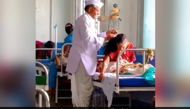 Elderly Man Combing Ailing Wife Hair At Hospital Internet Says True Love See Viral Video – अस्पताल में बीमार पत्नी के बालों में कंघी कर रहा था बुजुर्ग, देखकर भावुक हुए लोग, बोले