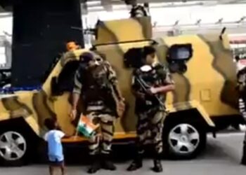 Video Of Little Girl Giving Tiranga To Troops Goes Viral : Viral Video Of A Little Girl Salutes Crpf Jawan By Giving Tricolor