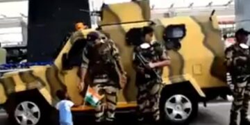 Video Of Little Girl Giving Tiranga To Troops Goes Viral : Viral Video Of A Little Girl Salutes Crpf Jawan By Giving Tricolor
