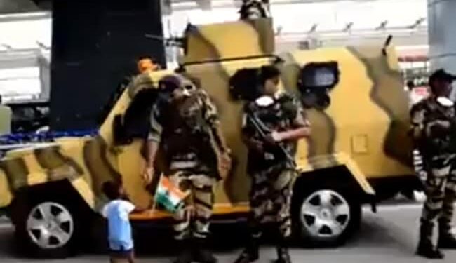 Video Of Little Girl Giving Tiranga To Troops Goes Viral : Viral Video Of A Little Girl Salutes Crpf Jawan By Giving Tricolor