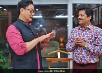 Kiren Rijiju Is Mesmerised By Singer Udit Narayan Singing Aisa Des Hai Mera Watch Viral Video – उदित नारायण के फैन हैं किरण रिजिजू, शेयर किया Video, बोले