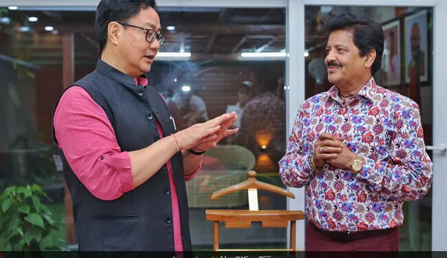 Kiren Rijiju Is Mesmerised By Singer Udit Narayan Singing Aisa Des Hai Mera Watch Viral Video – उदित नारायण के फैन हैं किरण रिजिजू, शेयर किया Video, बोले