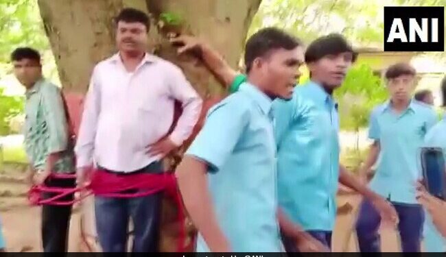 After Failing In The Examination, The Students Beat Up The Teachers By Tying Them To The Tree, The Video Went Viral