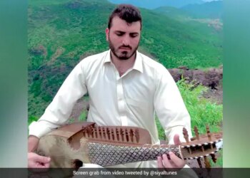 Pakistani Rabab Artist Plays Jan Gan Man On 75th Independence Day And The Video Goes Viral