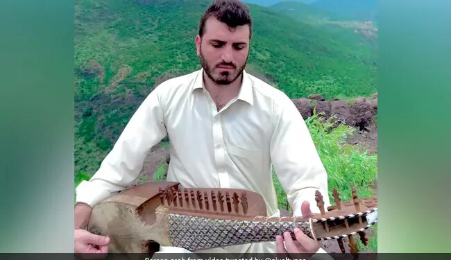 Pakistani Rabab Artist Plays Jan Gan Man On 75th Independence Day And The Video Goes Viral