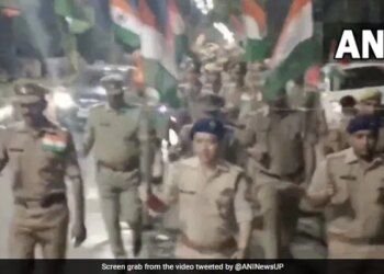 Uttar Pradesh Police Personnel Took Out A Tiranga Yatra Last Night Danced To Patriotic Songs In Moradabad – यूपी में पुलिस कर्मियों ने निकाली तिरंगा यात्रा, देशभक्ति गानों पर झूमकर किया डांस