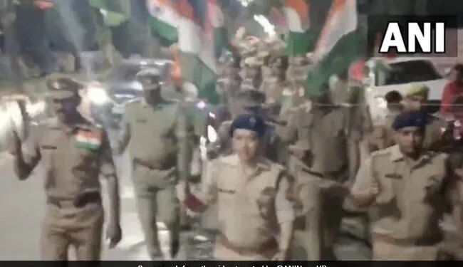Uttar Pradesh Police Personnel Took Out A Tiranga Yatra Last Night Danced To Patriotic Songs In Moradabad – यूपी में पुलिस कर्मियों ने निकाली तिरंगा यात्रा, देशभक्ति गानों पर झूमकर किया डांस