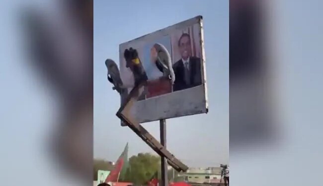 पोस्टर पर ऑटोमेटिक मशीन की मदद से चप्पल मार रहे हैं पाकिस्तानी, ये आइडिया सुपरहिट है