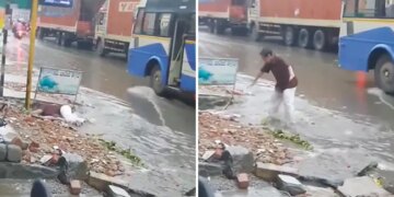 Man Got Washed Away In The Gutter On The Roadside Then What Happened Next Must Watch Viral Video
