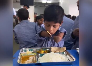Video: दोनों हाथ नहीं है, फिर भी स्कूल जाता है ये बच्चा, ज़िंदगी से शिकायत है तो इसे ज़रूर देखें