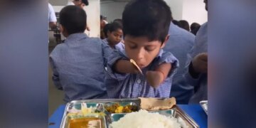 Video: दोनों हाथ नहीं है, फिर भी स्कूल जाता है ये बच्चा, ज़िंदगी से शिकायत है तो इसे ज़रूर देखें