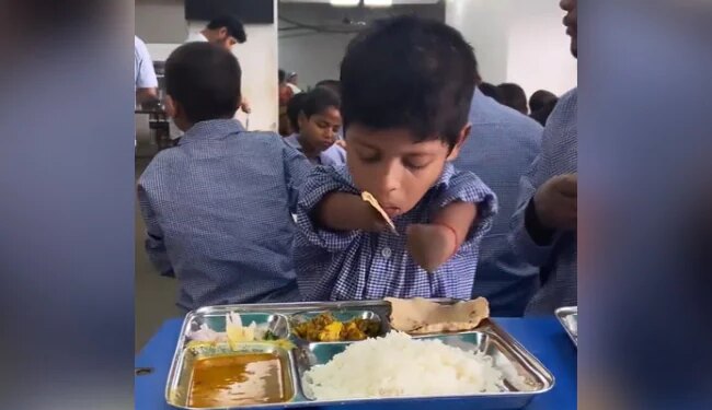 Video: दोनों हाथ नहीं है, फिर भी स्कूल जाता है ये बच्चा, ज़िंदगी से शिकायत है तो इसे ज़रूर देखें