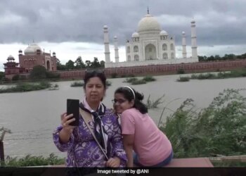 Uttar Pradesh Tourists Found New Selfie Point Near Taj Mahal After Yamuna Water Level Increase In Agra