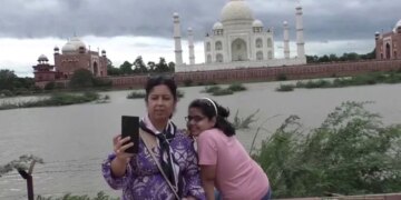 Uttar Pradesh Tourists Found New Selfie Point Near Taj Mahal After Yamuna Water Level Increase In Agra