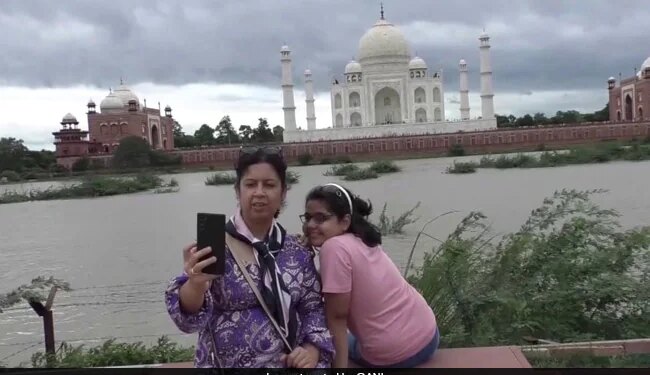 Uttar Pradesh Tourists Found New Selfie Point Near Taj Mahal After Yamuna Water Level Increase In Agra